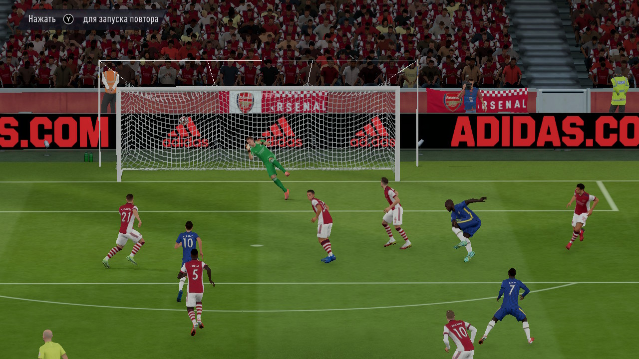 FIFA 22: Legacy Edition screenshot: realistic, three-quarter, no outlines, realistic lighting (character, combat)