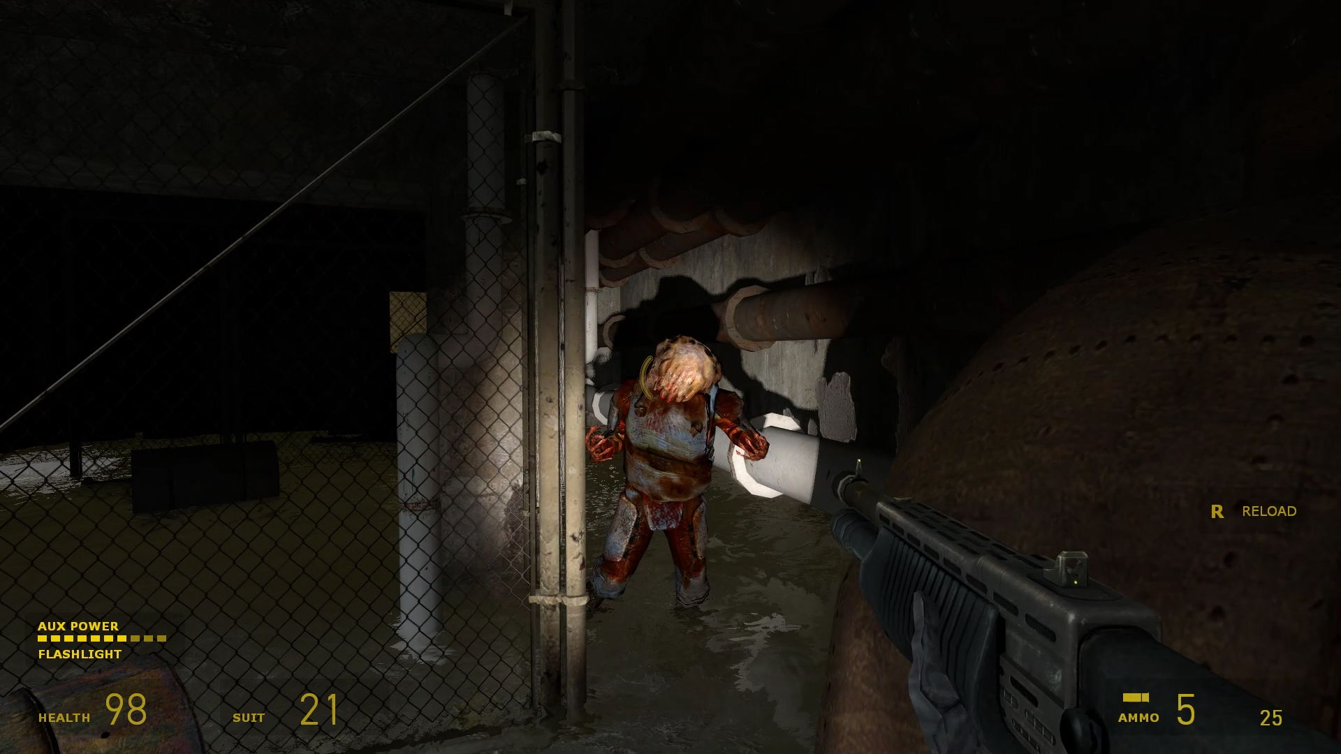 Half-Life 2: Episode One screenshot: realistic, first-person, no outlines, realistic lighting (environment, combat)