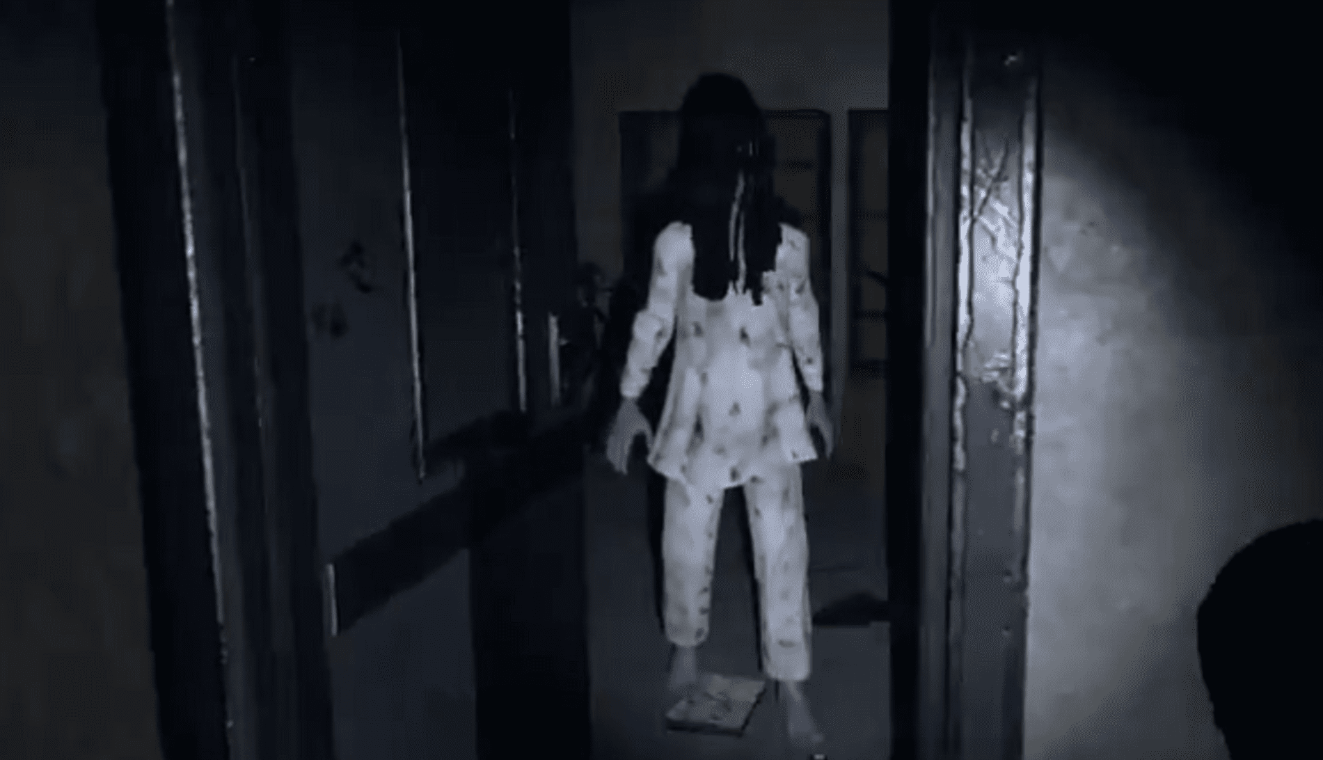 Phasmophobia screenshot: realistic, first-person, no outlines, realistic lighting (environment, character)